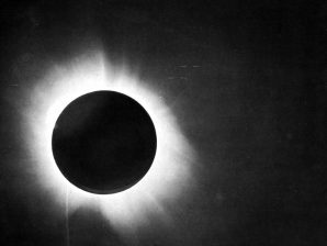 Uma das fotografias do eclipse de 1919, obtida por Arthur Eddington