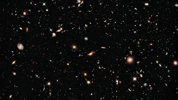Galáxias antigas vistas pelo Telescópio Espacial Hubble