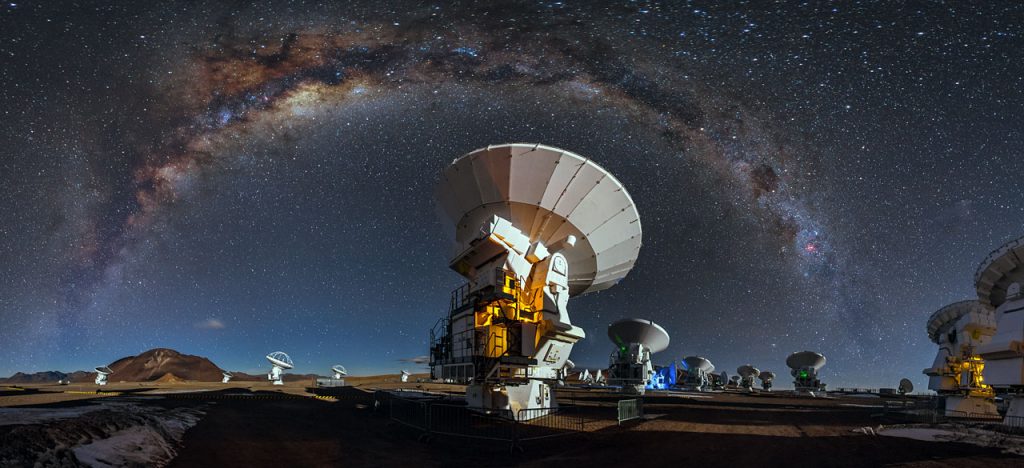 Radiotelescópio ALMA, no Chile (créditos: A. Duro/ESO)