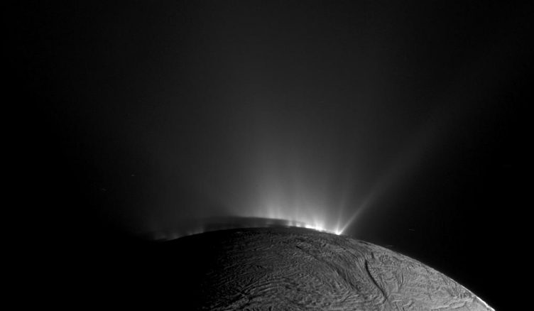 Géiseres em Enceladus, vistos pela sonda Cassini