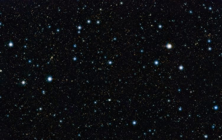 O campo do COSMOS, na constelação do Sextante, observado pelo telescópio VISTA (ESO) na banda do infravermelho.