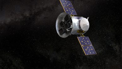 Imagem artística do satélite TESS no espaço.