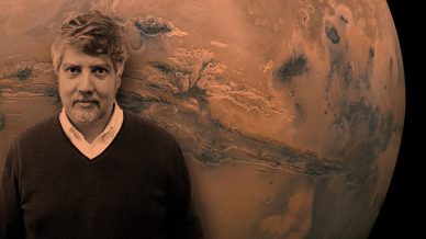 Pedro Machado, do IA e da FCUL, com Marte em imagem de fundo.