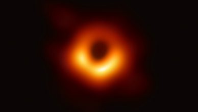 A primeira imagem de um buraco negro super-massivo foi obtida pelo projeto internacional Event Horizon Telescope