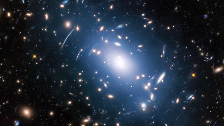 Imagem obtida com o Telescópio Espacial Hubble do enxame de galáxias Abell S1063