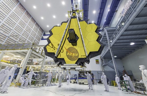 Espelho e estrutura do futuro telescópio espacial James Webb.
