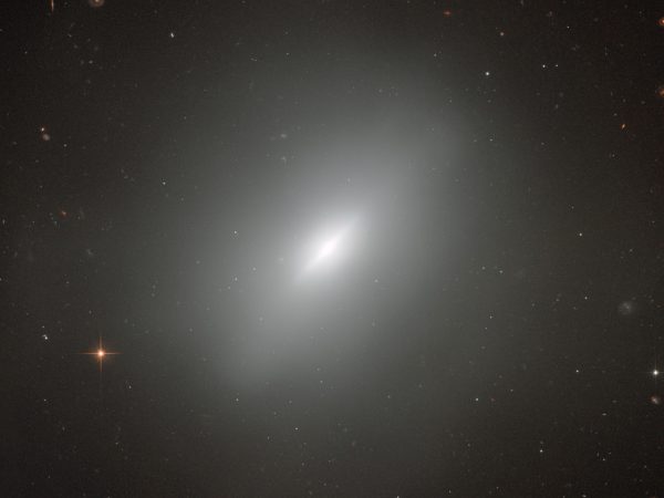 Galáxia elíptica NGC 3610 