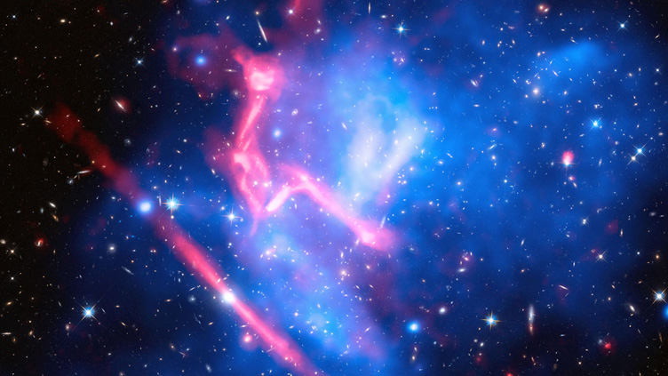 O enxame de galáxias MACS J0717, a 5,4 mil milhões de anos-luz, é de facto um conjunto de quatro enxames em colisão.