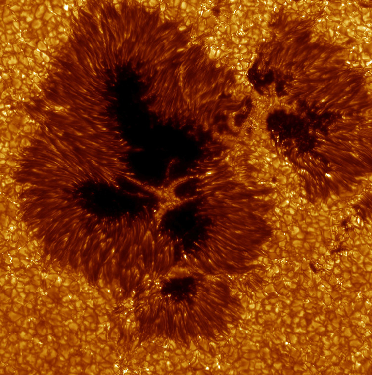 Visão detalhada de uma mancha solar, resultado de uma intensa concentração do campo magnético do Sol. 