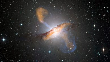 Imagem da galáxia ativa Centaurus A gerada a partir de três instrumentos que operam em distintos comprimentos de onda.