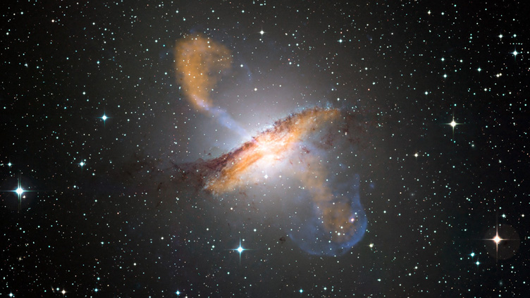 Imagem da galáxia ativa Centaurus A gerada a partir de três instrumentos que operam em distintos comprimentos de onda.
