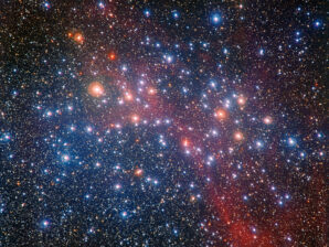 O enxame de estrelas aberto NGC 3532, a 1300 anos-luz, na constelação da Quilha, no céu austral. 