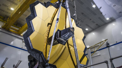 Os 18 segmentos do espelho de 6,5 metros de diâmetro do telescópio espacial James Webb.