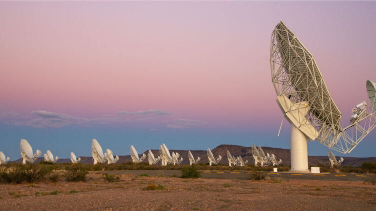 Antenas do radiotelescópio MeerKAT, na região semi-desértica de Karoo, na África do Sul.