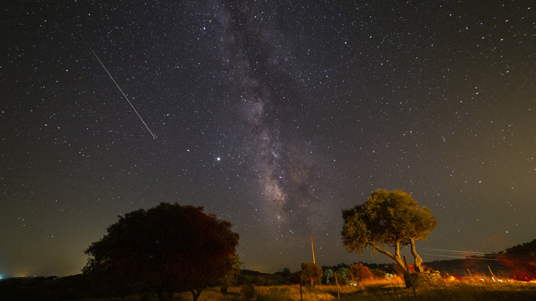 Fotografia da paisagem alentejana, captada no Observatório do Lago Alqueva (OLA), durante a “chuva de estrelas” das Perseidas.