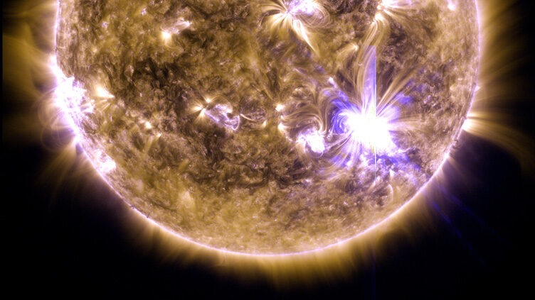 Flare (labareda) solar na região superior esquerda do Sol, observada a 7 de março de 2012 pelo Solar Dynamics Observatory, da NASA.