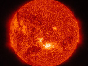 Imagem das camadas mais externas da atmosfera solar obtida na luz ultravioleta pelo satélite Solar Dynamics Observatory, da NASA.