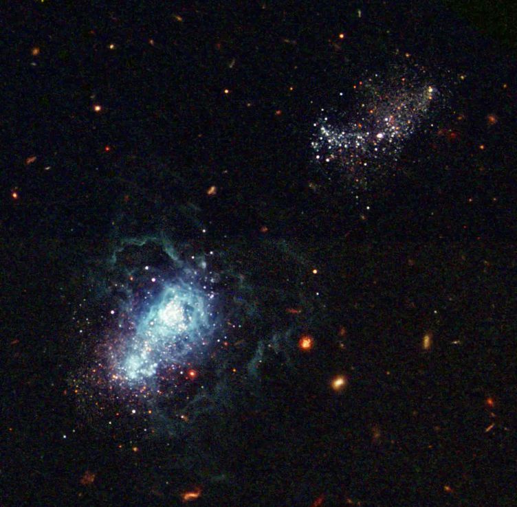 A galáxia anã azul compacta Izw 18 é uma das galáxias com menos elementos químicos mais pesados do que o hidrogénio e o hélio no Universo próximo de nós.