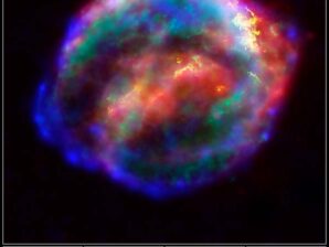 Imagem combinada da várias bandas do espectro eletromagnético do remanescente de supernova Kepler