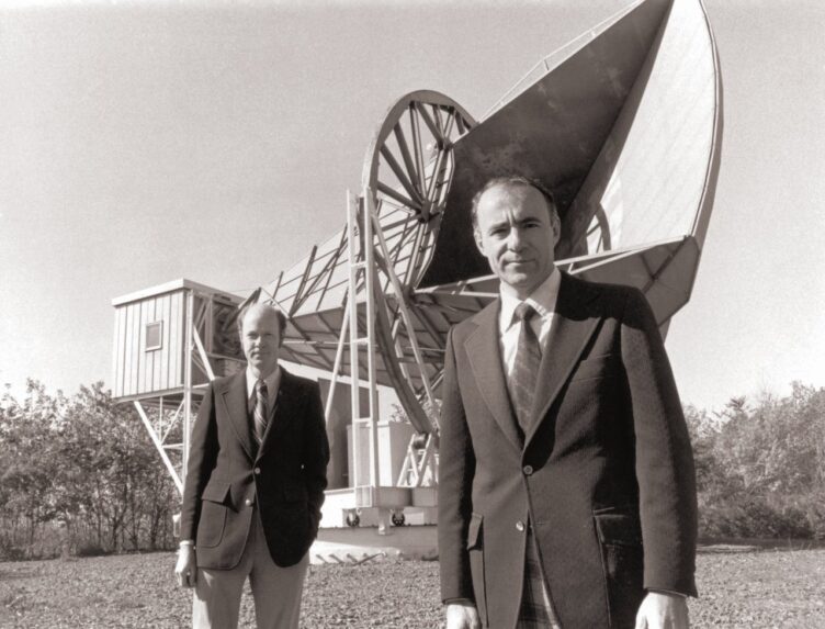 Arno A. Penzias e Robert W. Wilson detectaram pela primeira vez a radiação cósmica de fundo em 1964. 