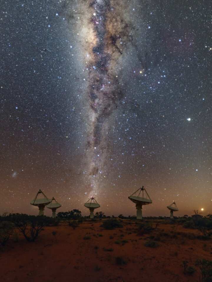 O ASKAP é um radiotelescópio, composto por várias antenas, instalado num dos desertos da Austrália