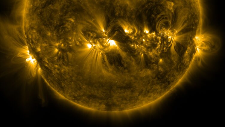 Imagem do Sol obtida com o observatório espacial Solar Dynamics Observatory (SDO), da NASA, em 2012.