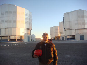 O investigador Pedro Machado, do IA e Ciências ULisboa, junto aos quatro telescópios do VLT (ESO)