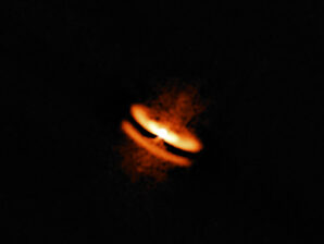 Exemplo de um disco protoplanetário, feito de gás e poeiras, em volta de uma estrela jovem