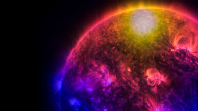 Gráfico da densidade, codificada por cores, de raios gama com energias entre 5 e 150 gigaeletrões-volt por fotão, emitidos pelo Sol entre outubro de 2013 e janeiro de 2015