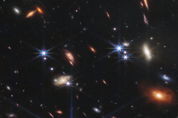 Pormenor da imagem do enxame de galáxias SMACS 0723 obtida com o telescópio espacial James Webb.