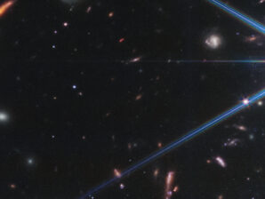 Pormenor da imagem do enxame de galáxias SMACS 0723 obtida com o telescópio espacial James Webb.