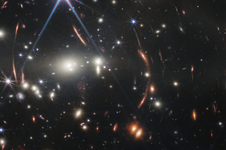 Pormenor da imagem do enxame de galáxias SMACS 0723 obtida com o telescópio espacial James Webb.