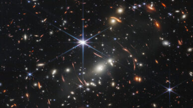 O enxame de galáxias SMACS 0723, a 4,6 mil milhões de anos-luz, observado na luz infravermelha com o telescópio espacial James Webb.