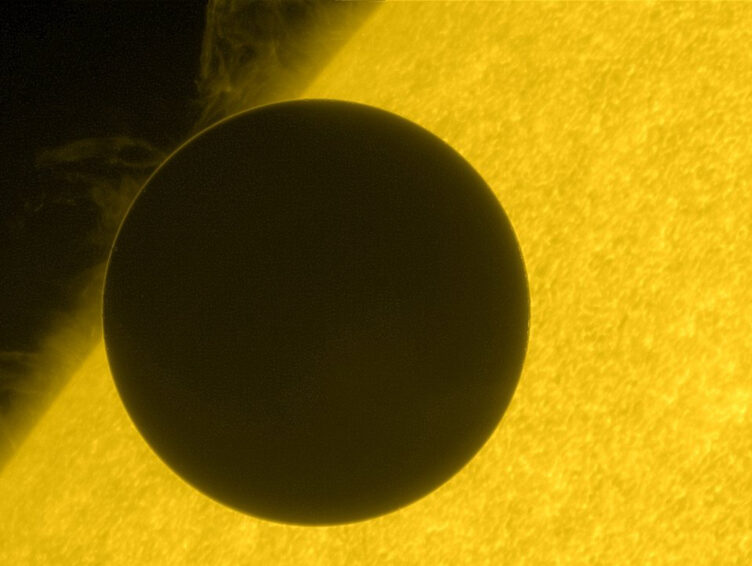 Em junho de 2012, a sonda Hinode (da JAXA e da NASA), dedicada ao estudo do Sol, observou o trânsito do planeta Vénus diante do disco solar.