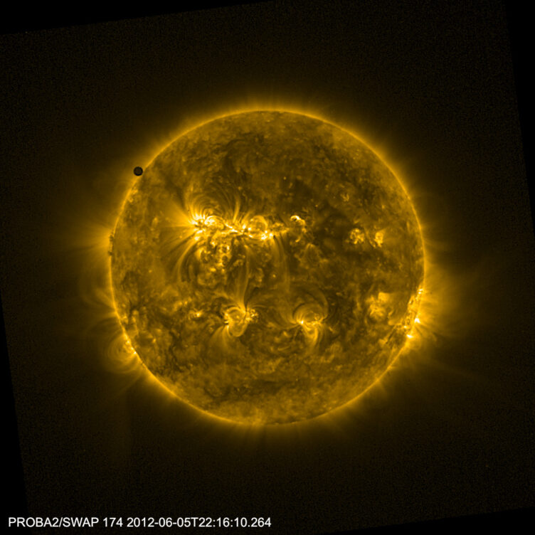 Trânsito de Vénus diante do Sol em junho de 2012 observado no ultravioleta 